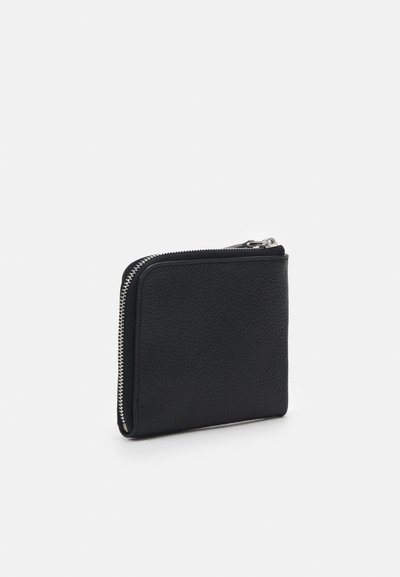 Portefeuille en cuir noir avec une surface texturée, doté d'une fermeture éclair et d'une forme rectangulaire. Accentuée par une quincaillerie de fermeture éclair en argent.