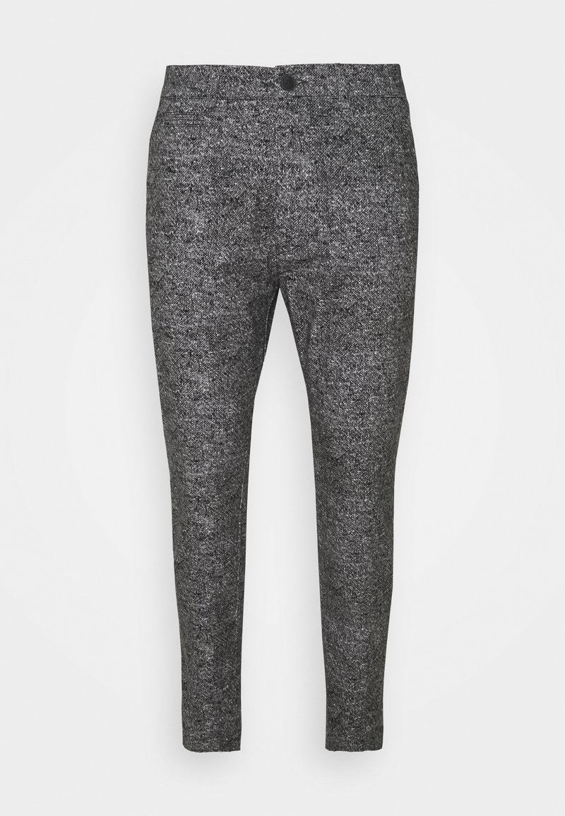 Pantalon gris foncé texturé avec un design lisse et ajusté, doté d'une fermeture à boutons sur le devant et de poches, resserré aux chevilles.