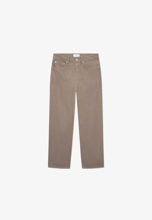 Hnedé nohavice s rovnými nohavicami so systémom piatich vreciek, kovovým hardvérom a hladkou textúrou. Tkanina má jemný, rovnomerný vzor.