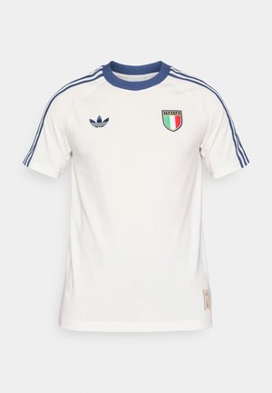 Camiseta deportiva blanca con cuello azul y tres rayas azules en cada hombro. Lleva un logo con la bandera de Italia en el centro.