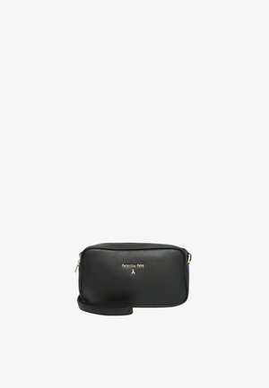 Borsa a tracolla in pelle nera, forma rettangolare, chiusura con zip, dettaglio del logo in tono oro e tracolla regolabile per un utilizzo versatile.