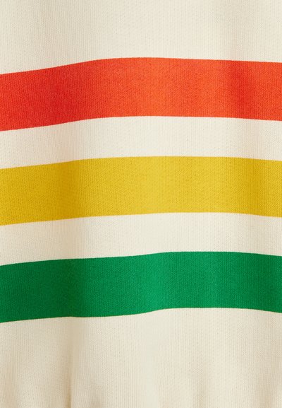 Jersey de punto con rayas horizontales en naranja, amarillo, blanco y verde. Textura suave sobre un fondo crema, con bandas gruesas y uniformes.