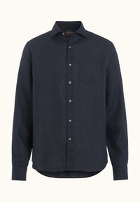 Camicia di lino blu scuro con maniche lunghe, colletto sfoderato, taschino frontale e bottoni in argento lungo il patta. Vestibilità classica.