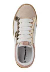 Sneaker con un lato testurizzato in finitura dorata, accenti bianchi e rosa, materiali scamosciati e in rete, punta rotonda e chiusura con lacci piatti.