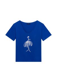 Camiseta de cuello en V azul hecha de algodón suave, con un dibujo en línea blanca de una figura estilizada en la parte frontal. Mangas cortas y corte relajado.