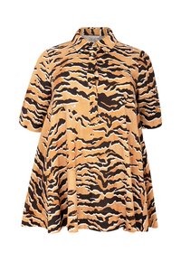 Button-up-Hemd aus orange-braunem Stoff mit einem Tigerstreifenmuster in Schwarz und Weiß, mit Kragen und kurzen Ärmeln.