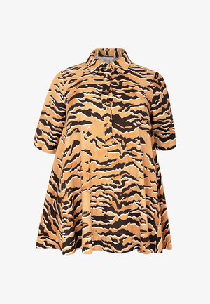 Button-up-Hemd aus orange-braunem Stoff mit einem Tigerstreifenmuster in Schwarz und Weiß, mit Kragen und kurzen Ärmeln.