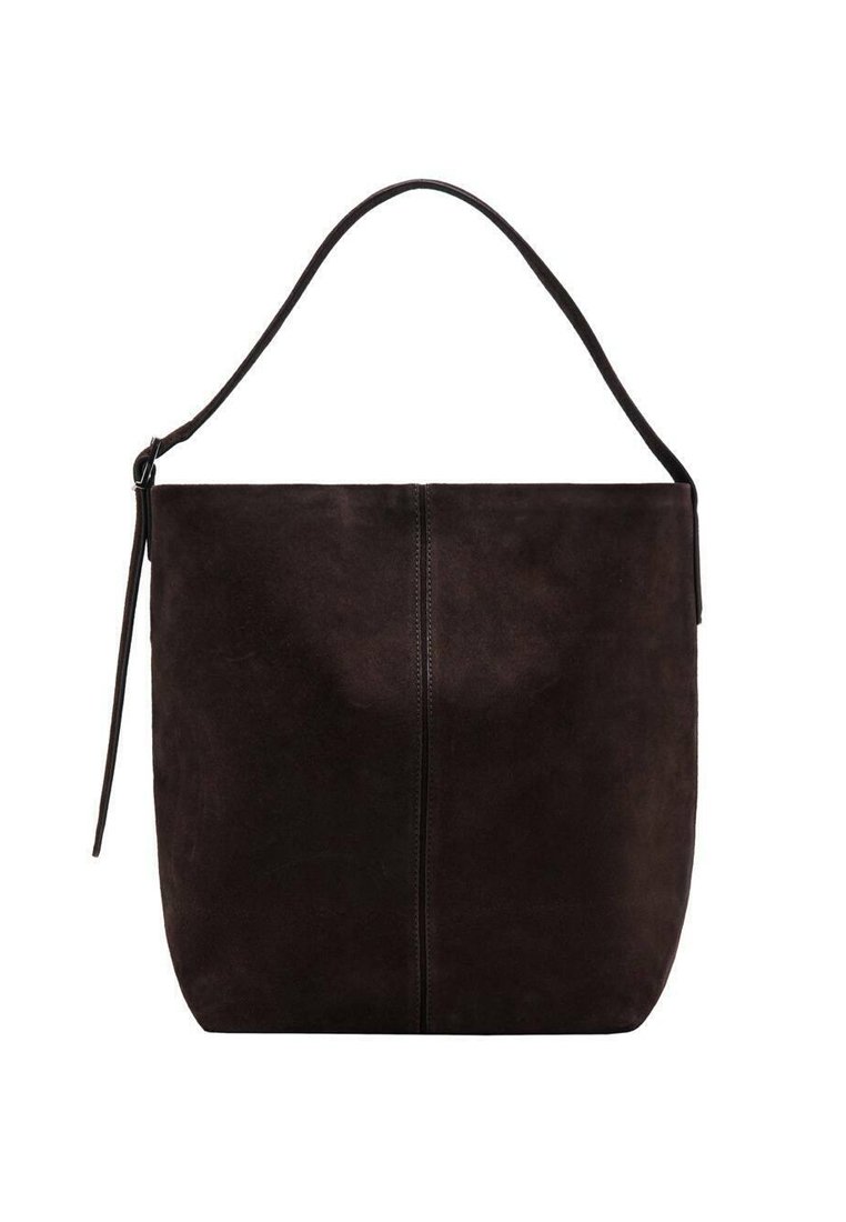 Bolso de mano de ante marrón oscuro con una sola correa para el hombro, textura suave, forma de cuerpo redondeada y diseño minimalista con una costura central.