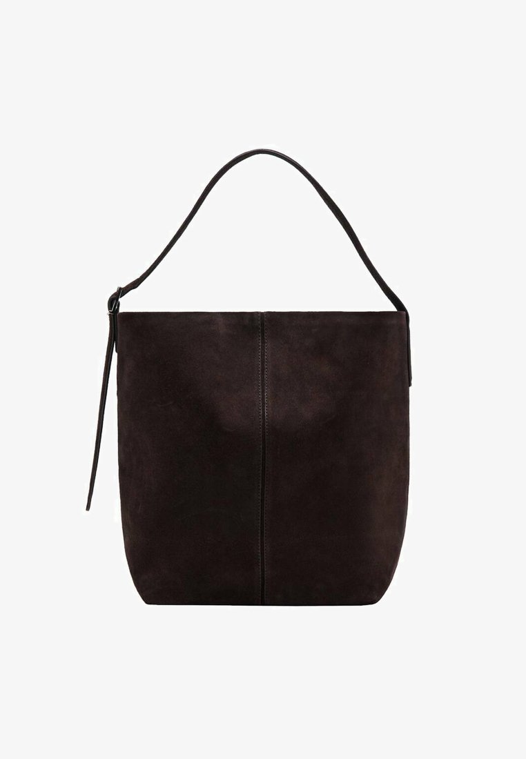 Bolso de mano de ante marrón oscuro con una sola correa para el hombro, textura suave, forma de cuerpo redondeada y diseño minimalista con una costura central.