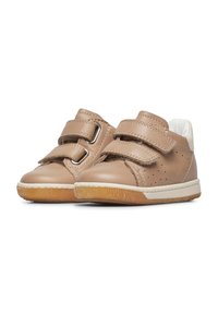 Hellbraune Leder Schuhe mit zwei Klettverschlüssen, weißem Innenfutter und einer Gummisohle, die kleine Perforationen zur Atmungsaktivität aufweist.