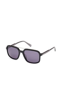 Ochelari de soare negri cu lentile dreptunghiulare și nuanță violet închis. Au un cadru elegant, brațe subțiri și detalii subtile cu logo pe laterale.