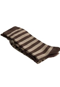 Paire de chaussettes marron pliée avec des rayures horizontales beige et des pois sur fond blanc.