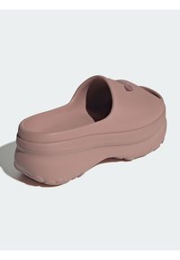 Rosa Schlupfschuhe mit glattem, strukturiertem Finish, erhöhter Sohle und offenem Rückendesign. Dezentes Logo-Detail auf dem Obermaterial.