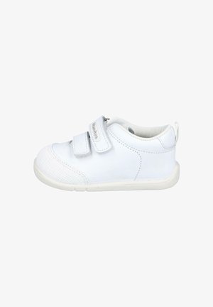 Zapatilla blanca para niños con puntera texturizada, dos tiras de velcro y cuello acolchado. Material superior liso y suela de goma.