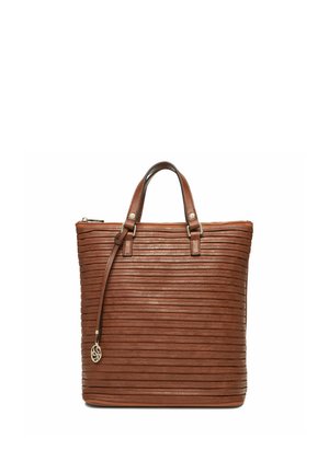 Brązowa skórzana torba typu tote z poziomymi przeszyciami, podwójnymi uchwytami, zamkiem błyskawicznym i wiszącym okrągłym metalowym zawieszkiem.