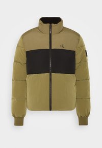 Puffjacka med en olivgrön och svart färgblockdesign, framzipper, hög krage och ribbade ärmmuddar. Tyget har en texturerad finish.