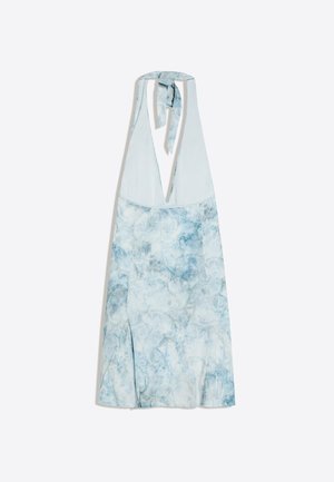 Abito halter azzurro chiaro con scollatura a V profonda e motivo floreale vorticoso, legato al collo, lunghezza al ginocchio con spacco laterale discreto.