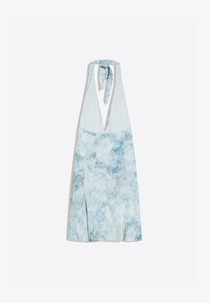 Abito halter azzurro chiaro con scollatura a V profonda e motivo floreale vorticoso, legato al collo, lunghezza al ginocchio con spacco laterale discreto.