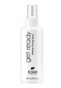 Hvid plastflaske med makeup priming spray og en pumpe; har sort tekst "get ready" og mærket "Kokie" med et elefantlogo.