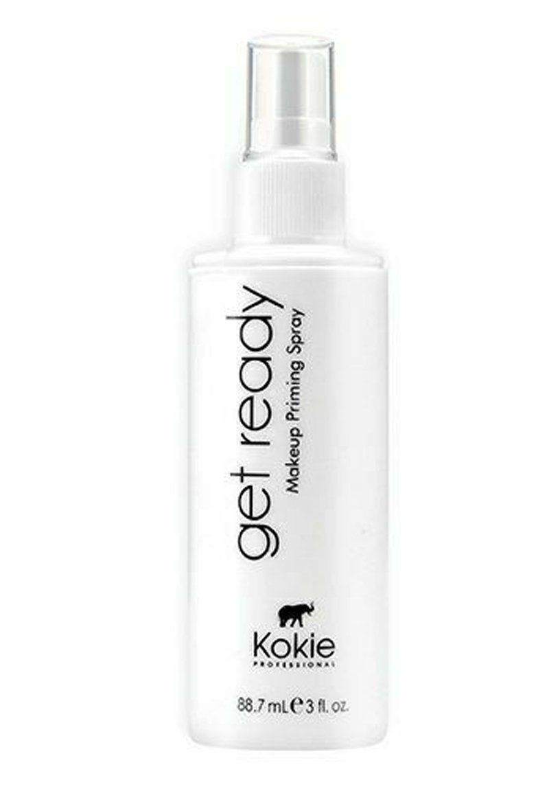 Hvid plastflaske med makeup priming spray og en pumpe; har sort tekst "get ready" og mærket "Kokie" med et elefantlogo.