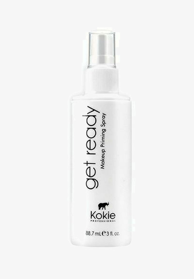 Hvid plastflaske med makeup priming spray og en pumpe; har sort tekst "get ready" og mærket "Kokie" med et elefantlogo.