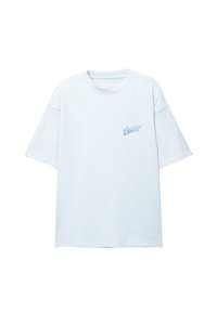 Lyseblå bomulds t-shirt med korte ærmer, rund halsudskæring og et lille, subtilt logo trykt på venstre brystområde.