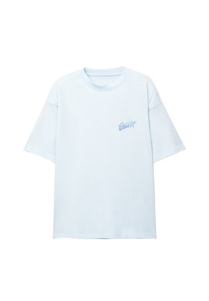 Lichtblauw katoenen T-shirt met korte mouwen, ronde hals en een klein, subtiel logo gedrukt op de linkerkant van de borst.