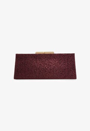 Clutch rectangular de color rojo oscuro con superficie texturizada y brillante y cierre con broche en tono dorado sobre un fondo blanco.