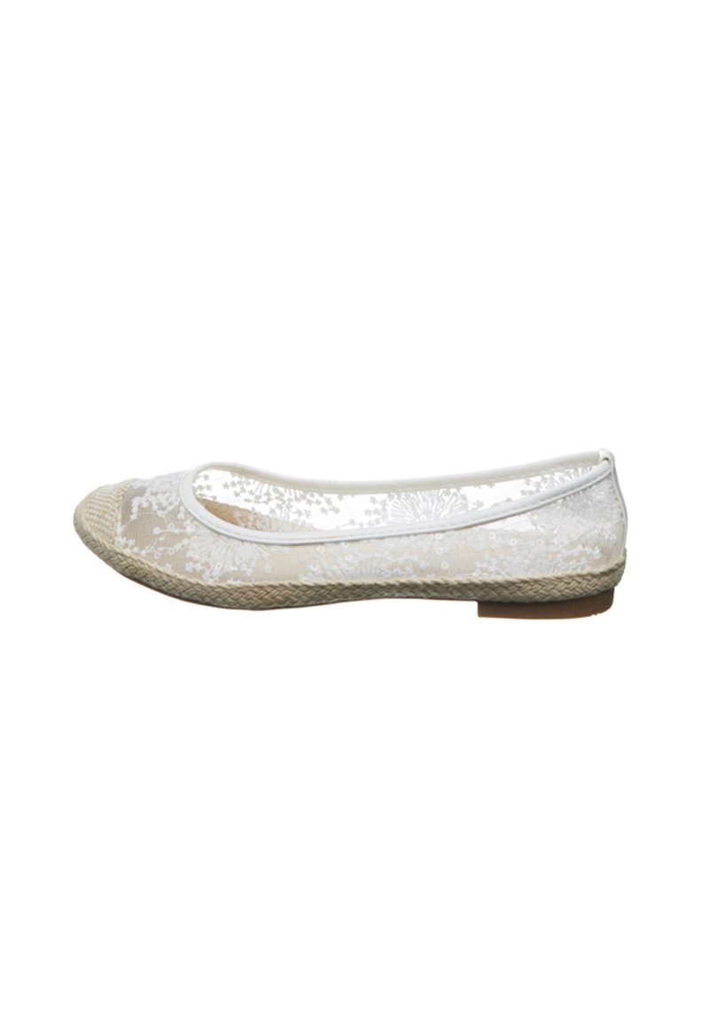 Bailarinas en encaje blanco con punta redondeada y una plantilla de yute trenzado. Suela lisa, diseño minimalista y delicado patrón floral.