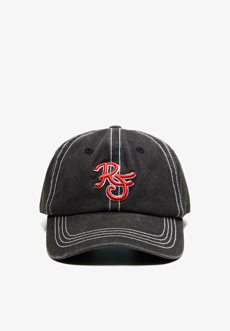 Casquette de baseball noire avec des coutures blanches et des lettres stylisées "RS" brodées en rouge au centre avant.