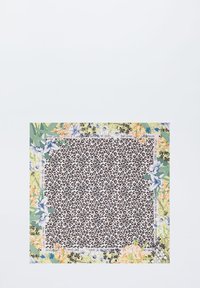 Foulard quadrato con una stampa leopardata centrale su sfondo bianco, bordato da disegni floreali in giallo, verde e blu.