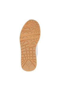 Suela de zapato de goma con una superficie texturizada y con patrón. Presenta una mezcla de marrón y blanco, con diseños de relieve triangulares y rectangulares.