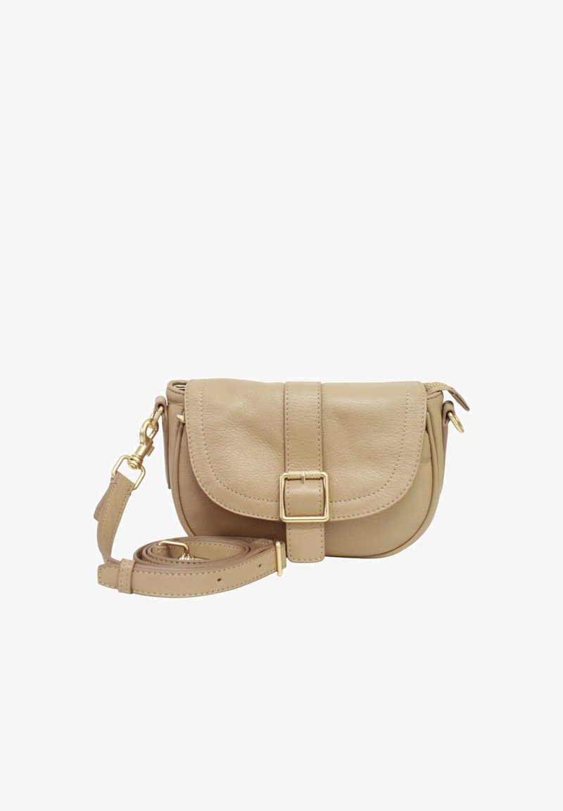 Bolso bandolera de piel beige con solapa plegable, herrajes dorados y correa desmontable. Cuenta con un cierre seguro de hebilla y una textura suave.