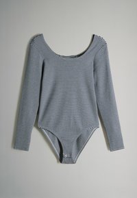 Bodysuit s dolgimi rokavi v mornarsko modri in beli črtasti vzorec, z okroglim izrezom in gumbom na dnu za enostavno oblačenje.