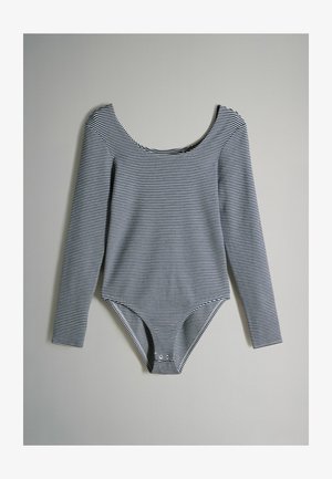 Langharig bodysuit in een marineblauw en wit gestreept patroon, met een ronde hals en drukknoopsluiting onderaan voor gemakkelijke draagbaarheid.