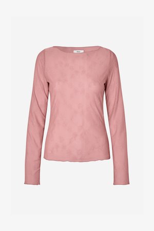 Pikkade varrukatega roosa pluus, mis on valmistatud kergest kangast ja millel on lilleline tikandmuster, ümara kaeluse ja kergelt kaardus alläärega.