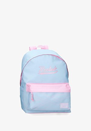 Mochila Reebok azul claro y rosa con bolsillo frontal con cremallera y logotipo en las secciones principal y del bolsillo, mostrada sobre fondo blanco.