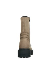 Stivaletti in camoscio beige con punta arrotondata, zip laterale e suola in gomma testurizzata con scanalature profonde per una migliore aderenza.