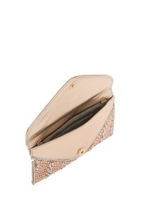 Lyserød læderpung med et vævet pink og hvidt teksturdesign, gyldent hardware og en trykknaplukning. Åbner til et blødt beige interiør.