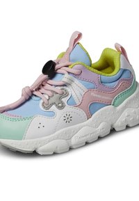 Sneaker multicolori con una combinazione di rosa, blu, verde e bianco. Presentano una suola testurizzata, lacci elasticizzati e un colletto imbottito.