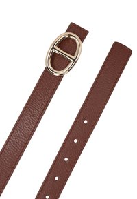 Brauner Ledergürtel mit einer ovalen silberfarbenen Schnalle und mehreren Einstelllöchern entlang der Länge. Das Leder hat eine strukturierte Oberfläche.