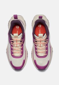 Scarpe sportive bianche e viola con una tomaia in rete, dotate di lacci arancioni e dettagli accentuati, punta rotonda e suole texture.