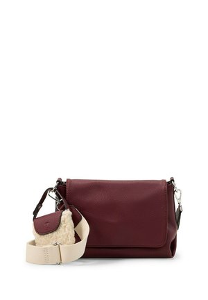 Donkerrode leren schoudertas met beige verstelbare band en kleine aangehechte pouch met crèmekleurige wolstructuur.