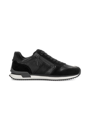 Czarny sportowy sneaker z sznurowaniem z przodu, bocznym suwakiem i białą podeszwą z czarnym bieżnikiem, pokazany z lewego profilu na jednolitym tle.