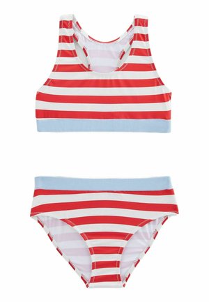 Maillot de bain deux pièces rayé horizontalement rouge et blanc avec bordure bleu clair sur la taille supérieure et inférieure, posé à plat sur fond blanc.