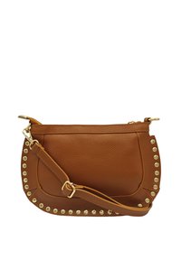 Sac en cuir marron porté travers avec des accents en clous dorés sur les bords, dotée d'une fermeture éclair et d'une bandoulière réglable.
