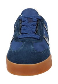 Blaue Sneaker mit Obermaterial aus Wildleder und Textil, mit Schnürdesign, schwarzen Akzenten und einer Gummisohle.