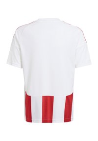 Maglietta sportiva bianca con maniche corte, accenti rossi e strisce rosse verticali nella parte inferiore. Realizzata in tessuto traspirante.