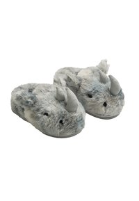 Zapatillas de rinoceronte de felpa gris con detalles grises, forma redondeada y tres pequeños cuernos; textura suave y diseño acogedor.