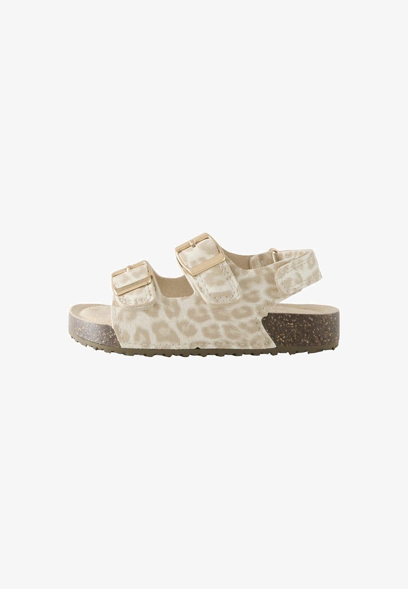 Sandale pour enfant beige avec deux brides à boucle réglables, bride arrière fermée et semelle marron texturée.